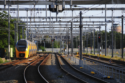 900349 Gezicht op de sporen naar 's-Hertogenbosch en Arnhem aan de zuidzijde van Utrecht Centraal, met links een ...